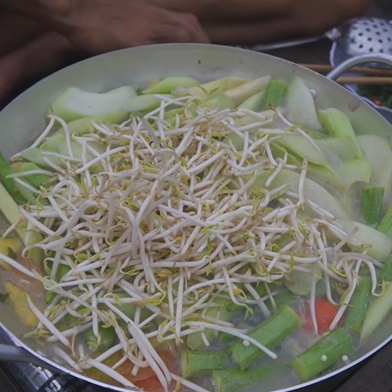 Step 4 Add the ingredients to cook the sour fish soup