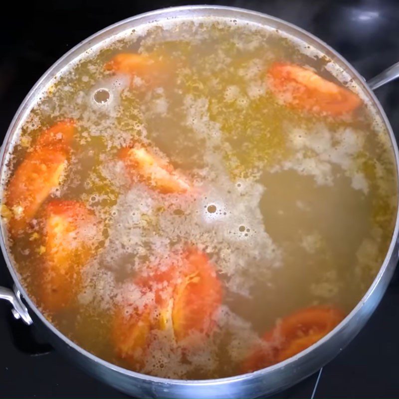 Step 5 Add the fish cake to the broth for shrimp noodle soup