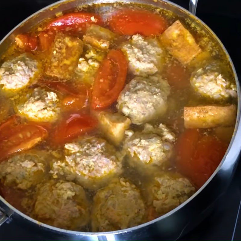 Step 5 Add the fish cake to the broth for shrimp noodle soup