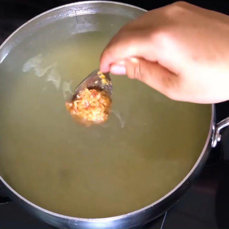 Step 5 Add the fish cake to the broth for shrimp noodle soup