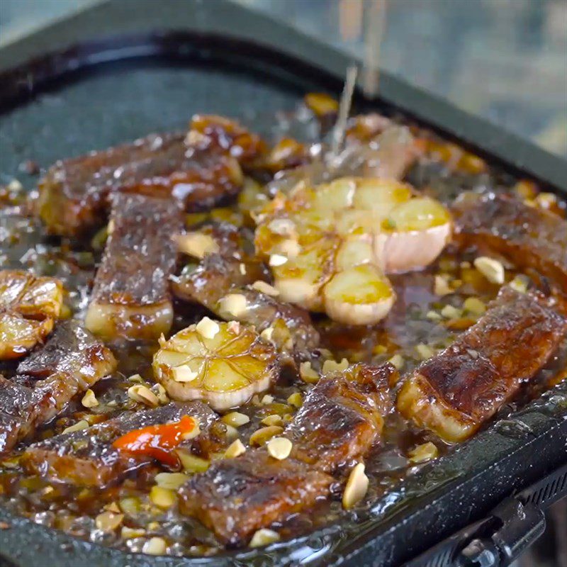 Step 3 Add seasoning to the piece of beef Grilled beef on stone