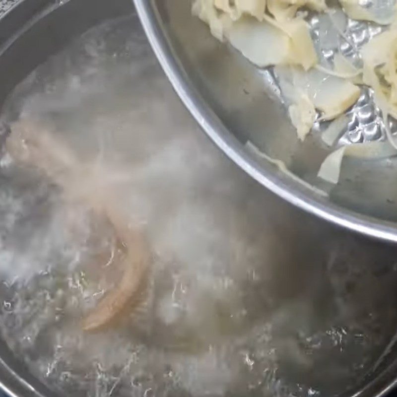 Step 5 Add bamboo shoots to cook with ngan Noodle ngan