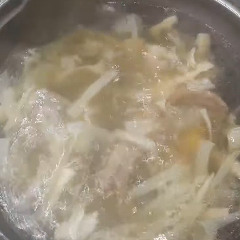 Step 5 Add bamboo shoots to cook with ngan Noodle ngan