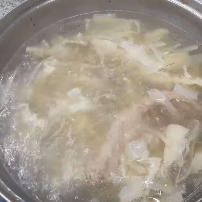 Step 5 Add bamboo shoots to cook with ngan Noodle ngan