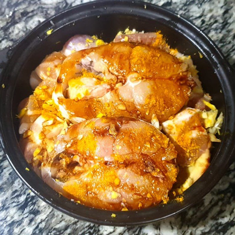 Step 2 Put the ingredients in the pot for Vũ Đại braised fish (Recipe shared by users)