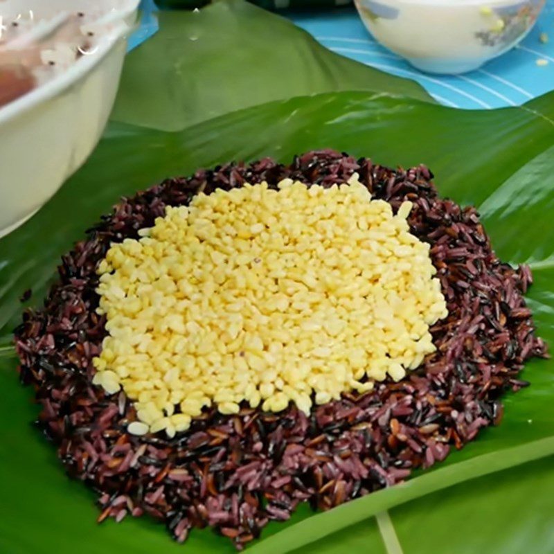 Step 3 Put the filling on the leaves for black sticky rice cake with pork