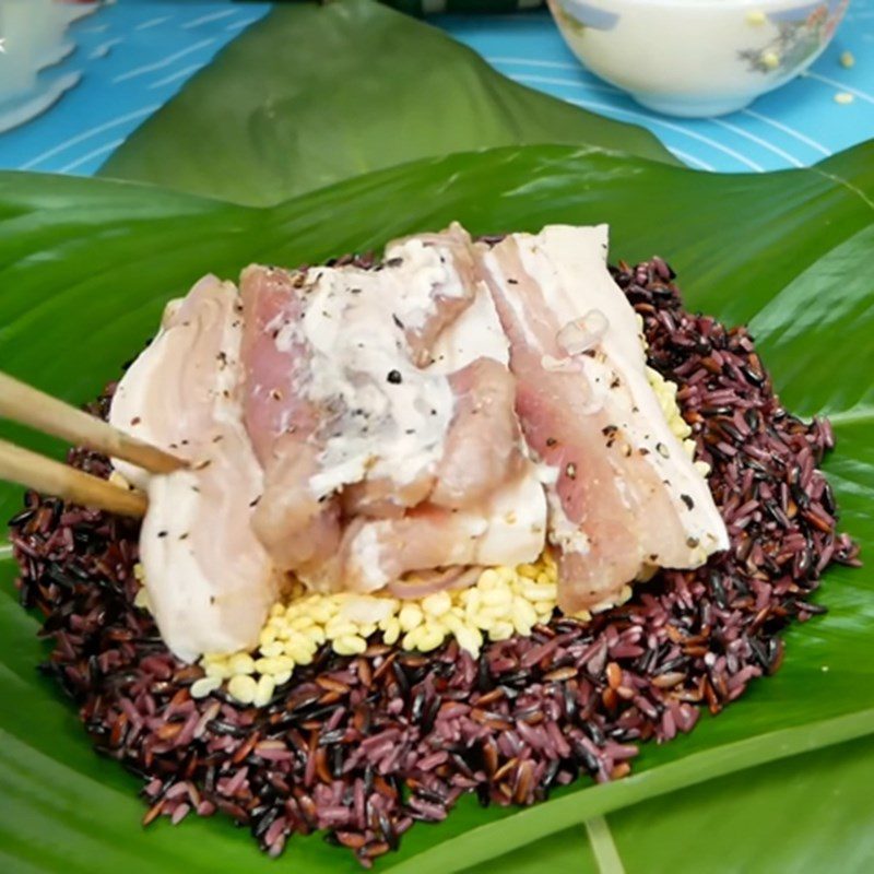 Step 3 Put the filling on the leaves for black sticky rice cake with pork