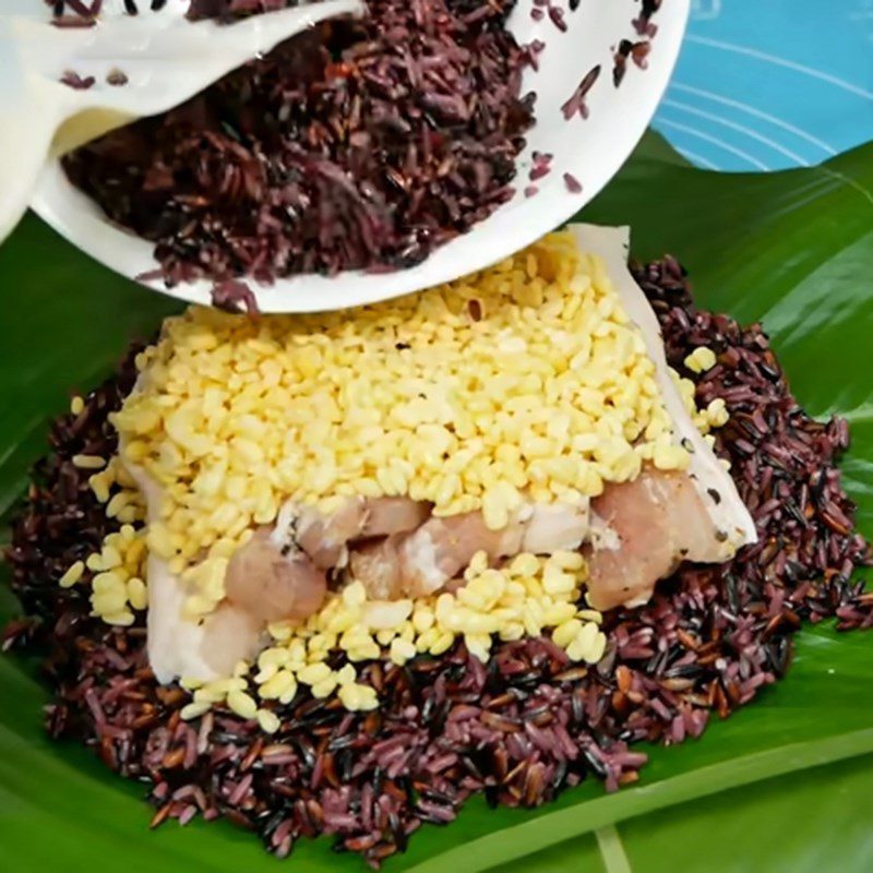 Step 3 Put the filling on the leaves for black sticky rice cake with pork