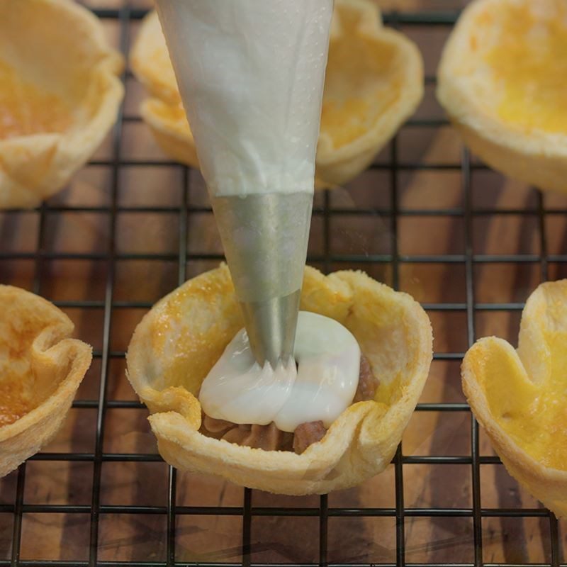 Step 5 Fill the shell Red bean tart with pandan starch