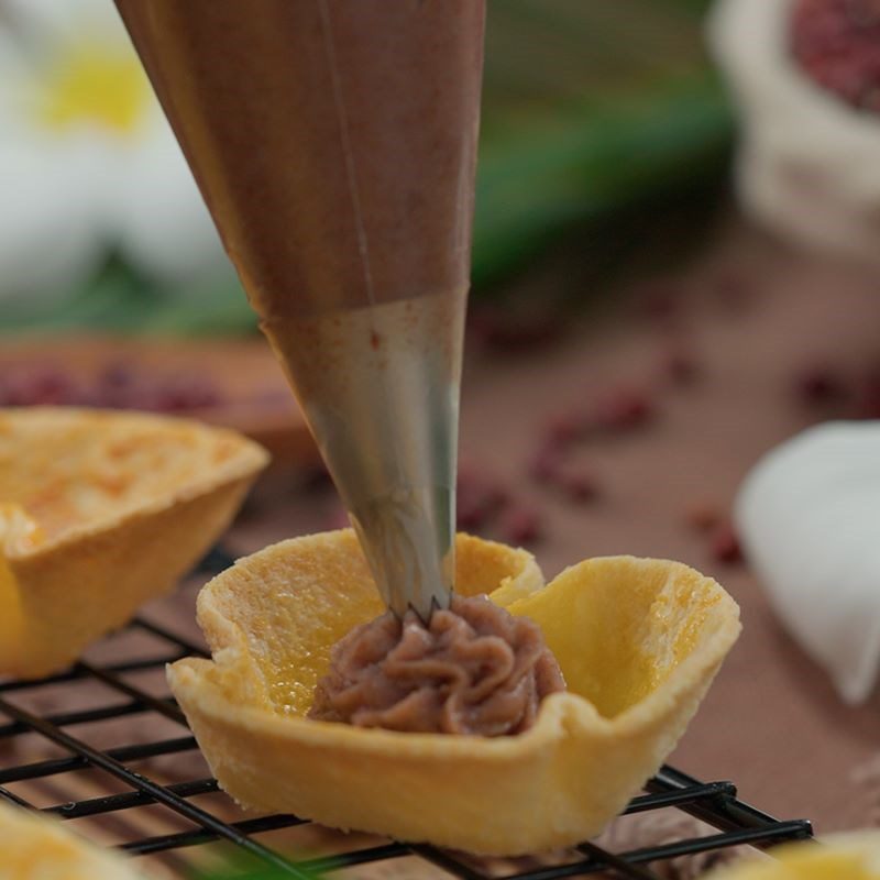 Step 5 Fill the shell Red bean tart with pandan starch