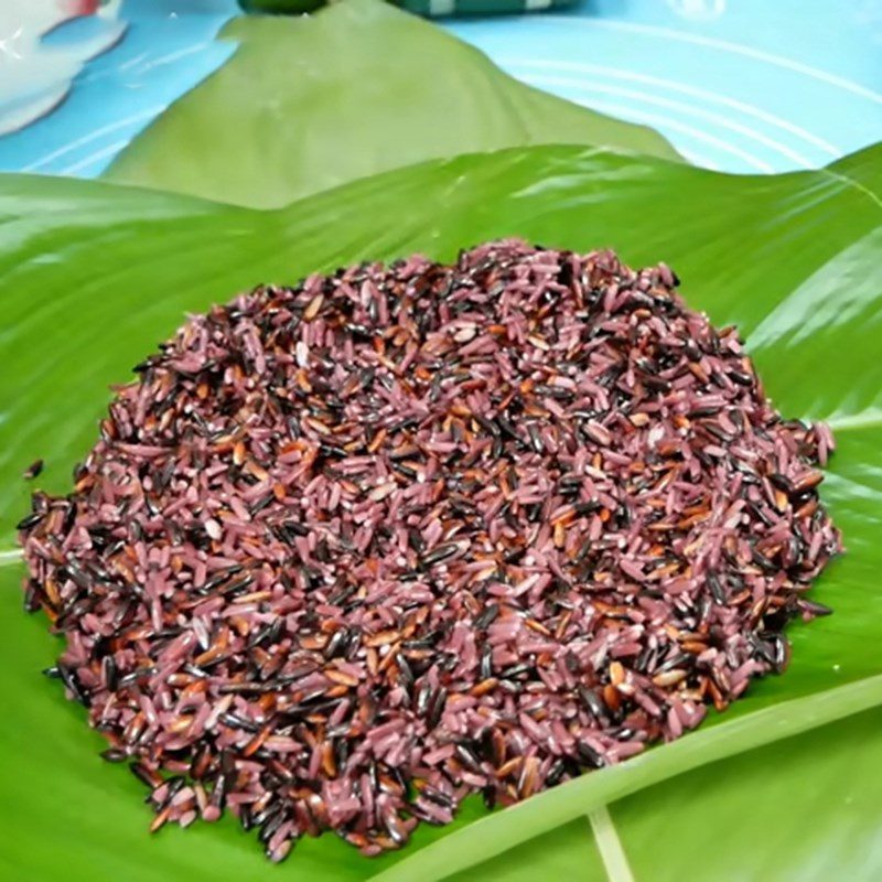 Step 3 Put the filling on the leaves for black sticky rice cake with pork