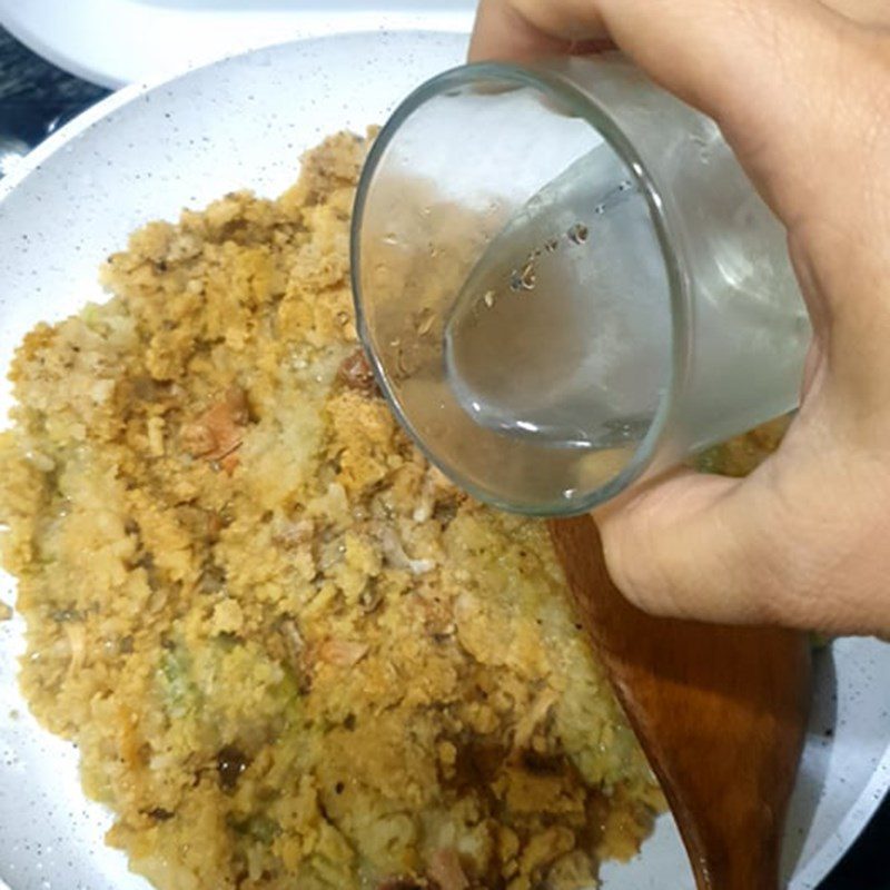 Step 2 Add water to the cake Fried Sticky Rice Cake with Water