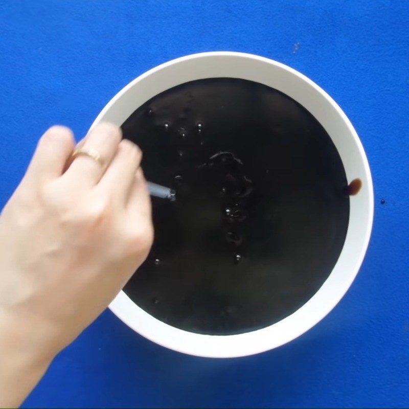 Step 3 Pour into mold Black grass jelly