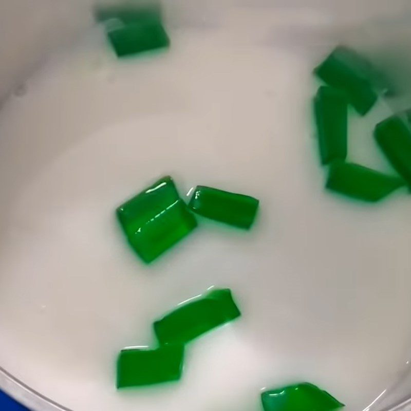 Step 5 Pour the coconut jelly into the mold and layer with pandan jelly Coconut jelly pandan jelly