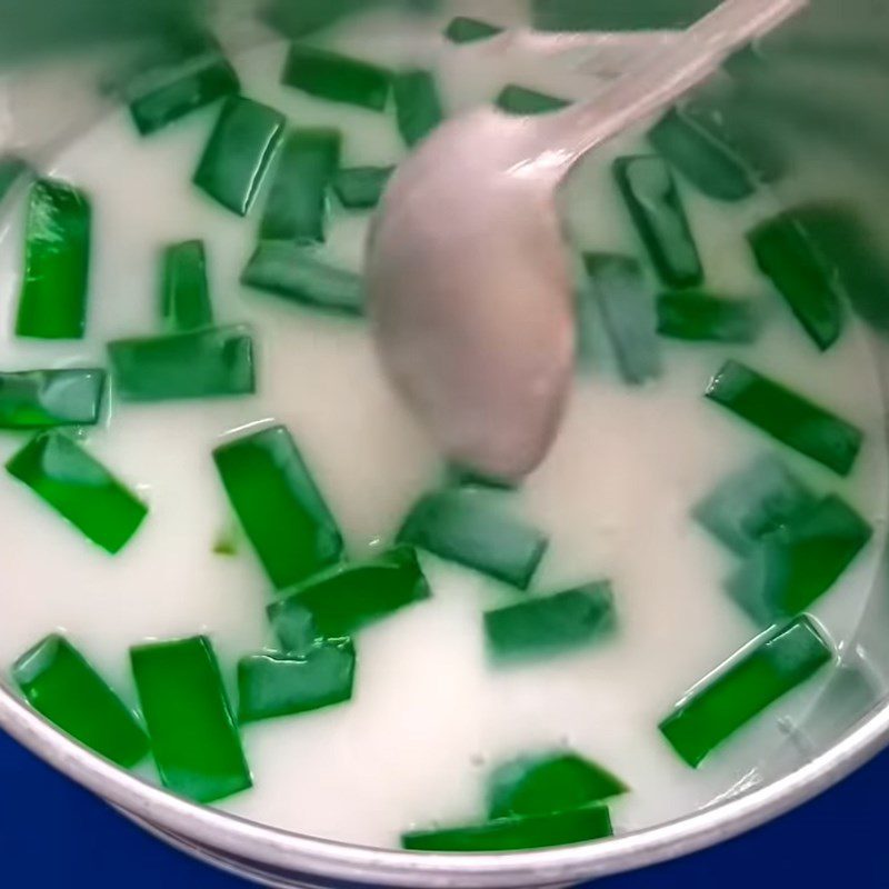 Step 5 Pour the coconut jelly into the mold and layer with pandan jelly Coconut jelly pandan jelly