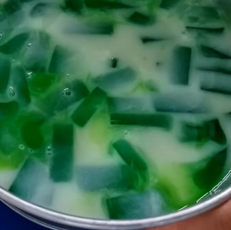 Step 5 Pour the coconut jelly into the mold and layer with pandan jelly Coconut jelly pandan jelly