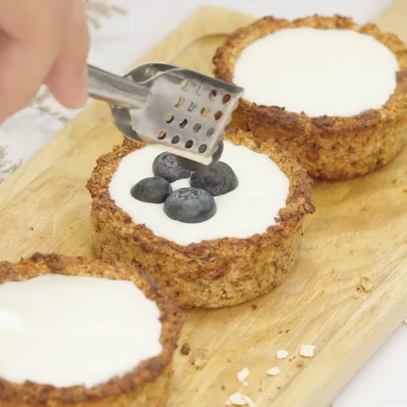 Step 4 Add yogurt and fruits to the yogurt oatmeal cake