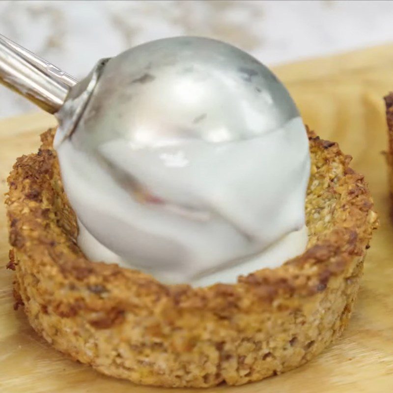 Step 4 Add yogurt and fruits to the yogurt oatmeal cake