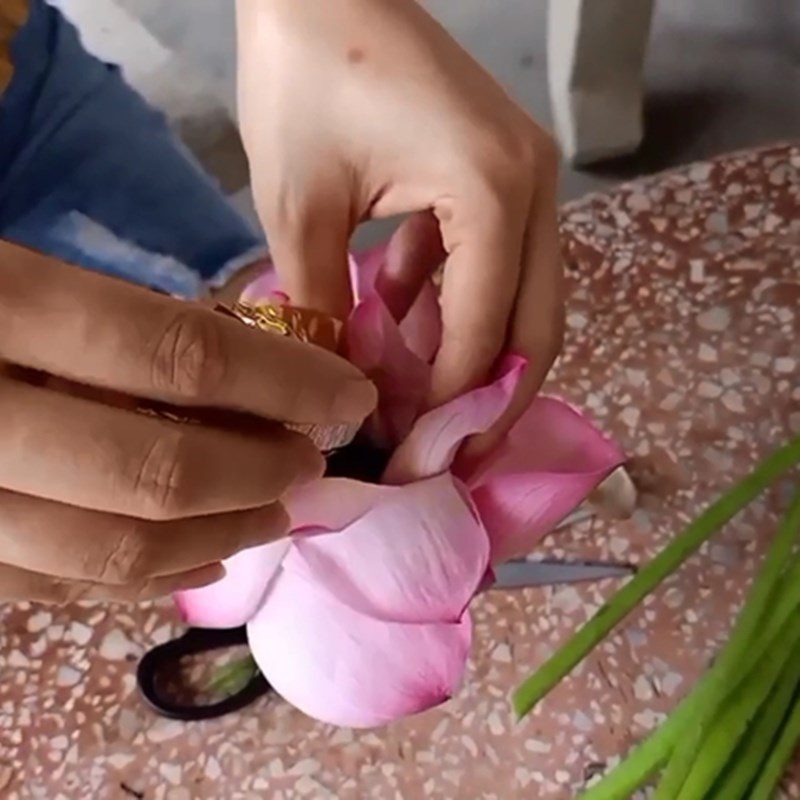 Step 2 Put tea into the lotus Lotus flower tea