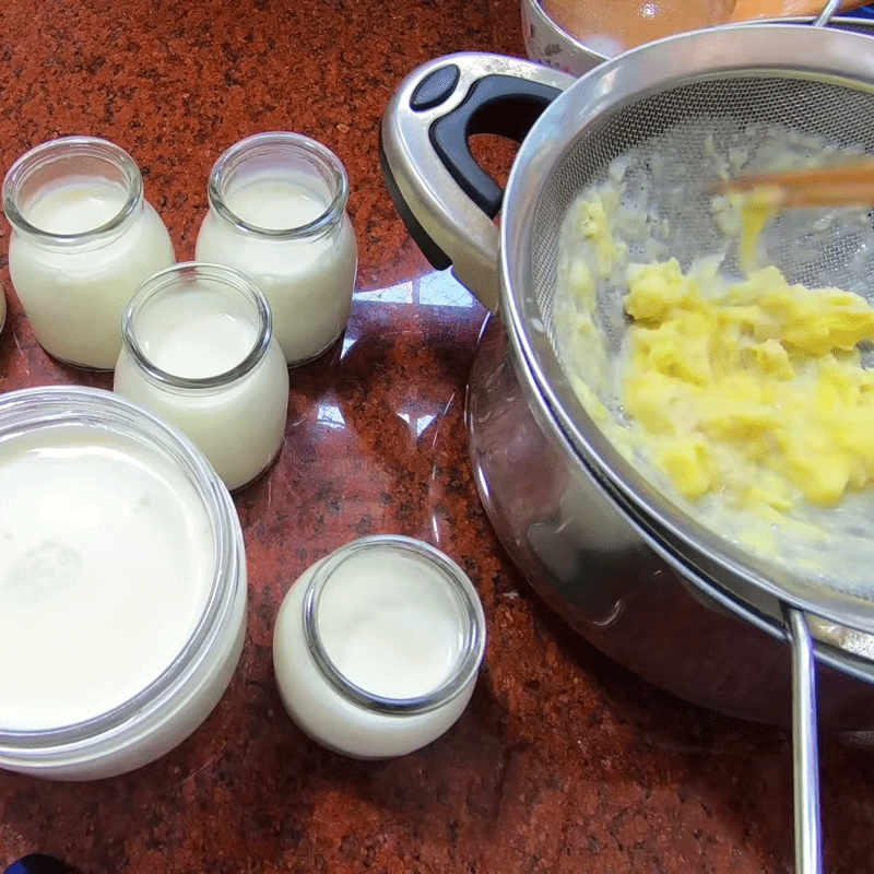 Step 3 Put into the container of Durian yogurt