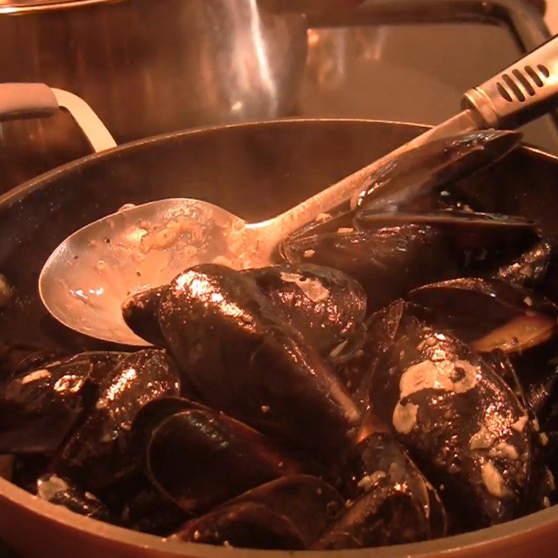 Step 3 Add mussels Stir-fried garlic butter mussels