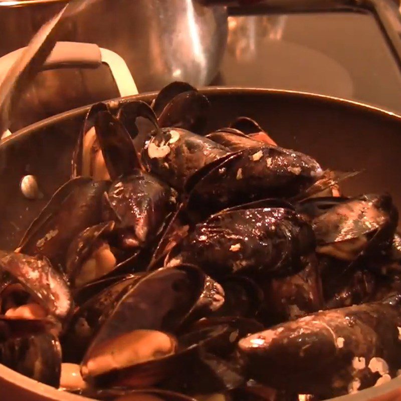 Step 3 Add mussels Stir-fried garlic butter mussels