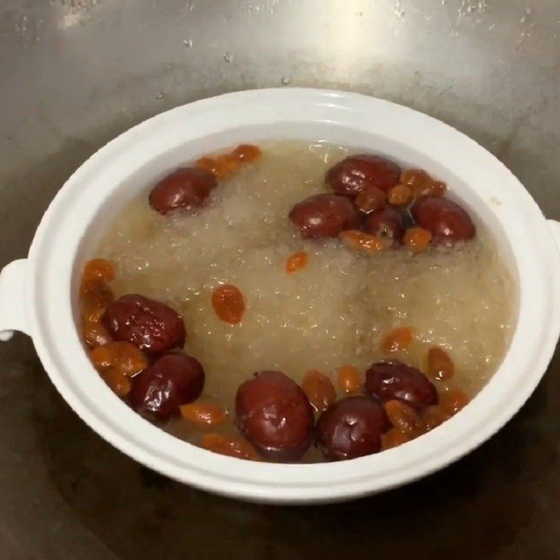 Step 3 Add bird's nest and goji berries Yến chưng táo đỏ kỷ tử