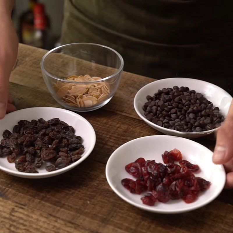 Step 5 Prepare the nuts and dried fruits Chocolate stollen cake