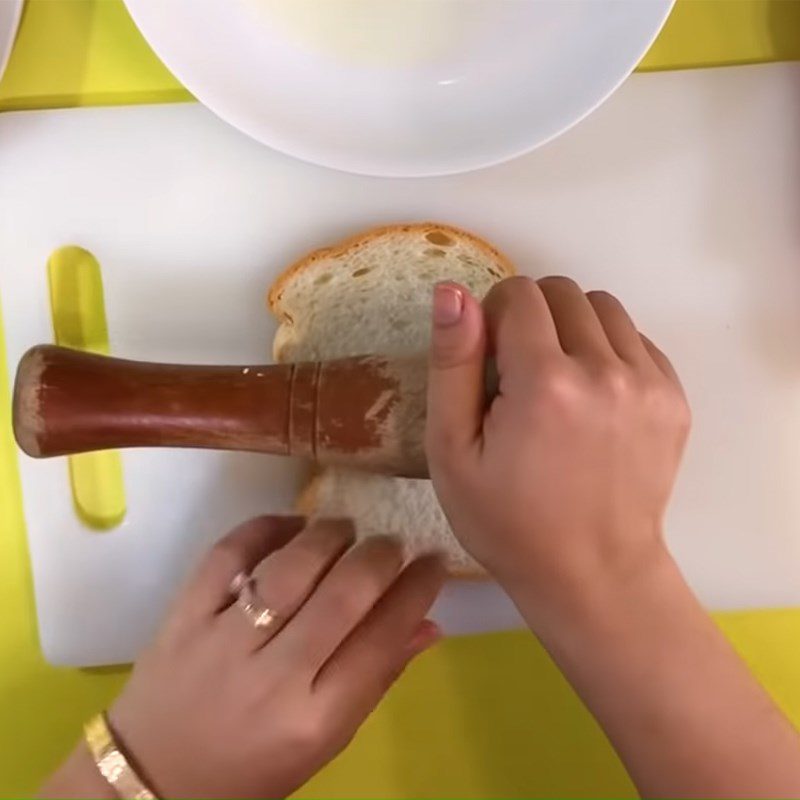 Step 1 Prepare the ingredients for the sausage roll sandwich