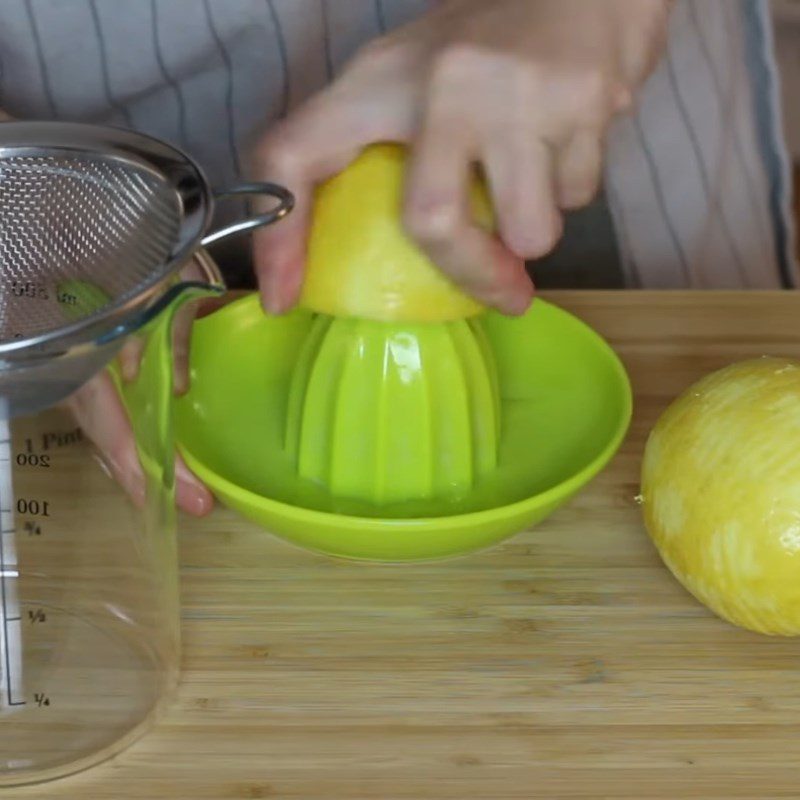 Step 4 Prepare the lemon Pavlova cake