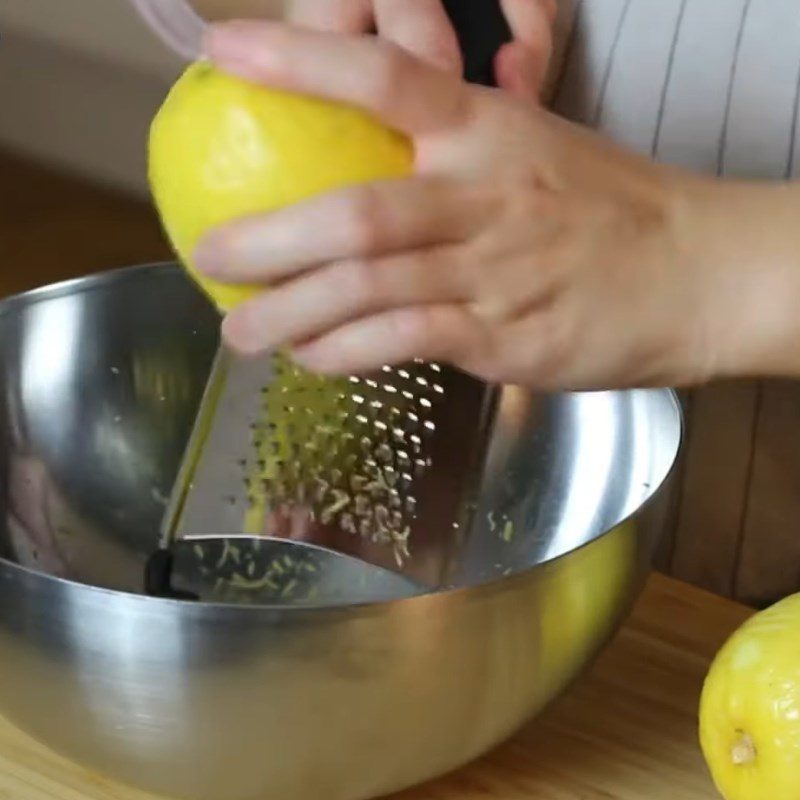 Step 4 Prepare the lemon Pavlova cake