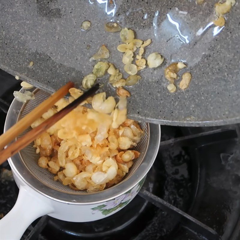 Step 5 Prepare peanut oil and garlic Mi Quang shrimp and meat