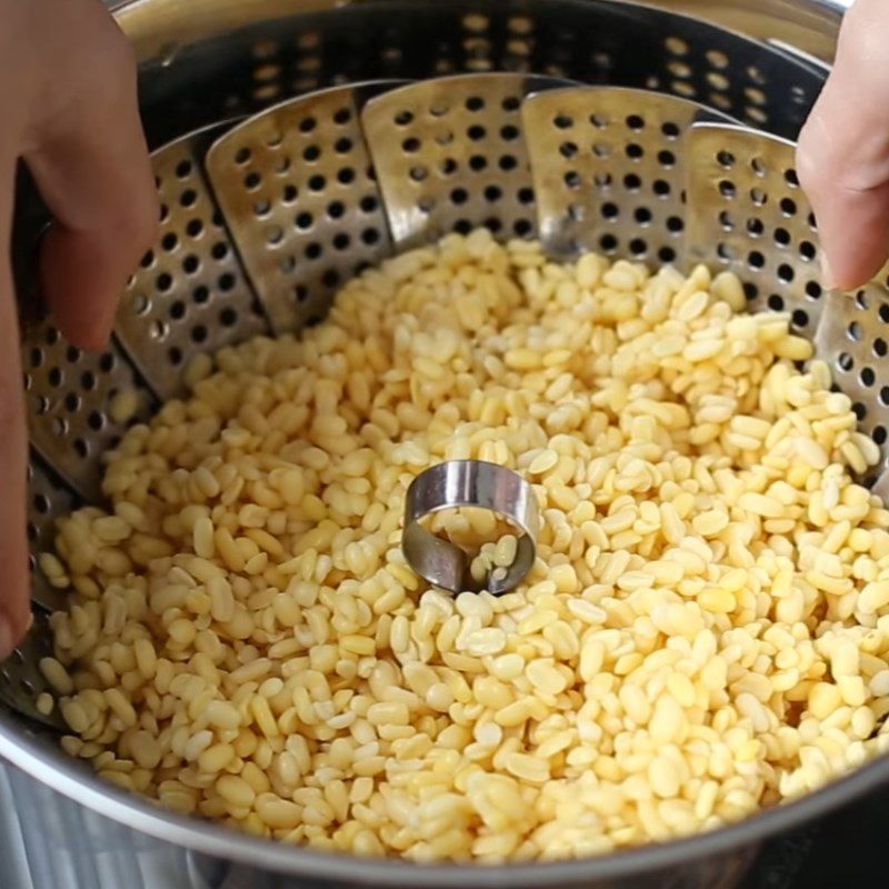 Step 1 Prepare mung beans for An Giang grapefruit dessert