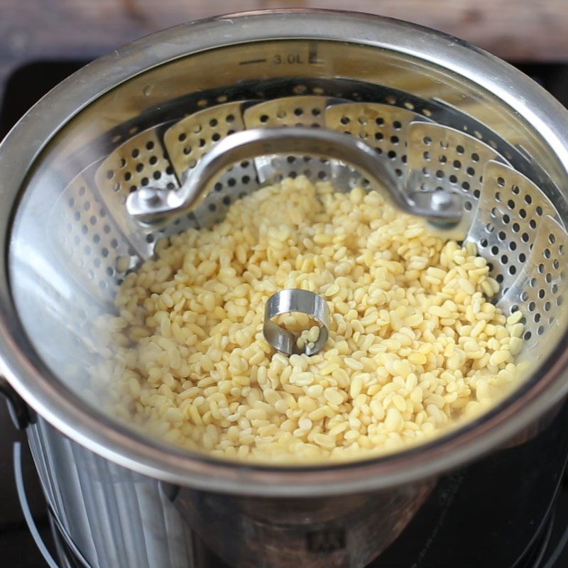 Step 1 Prepare mung beans for An Giang grapefruit dessert