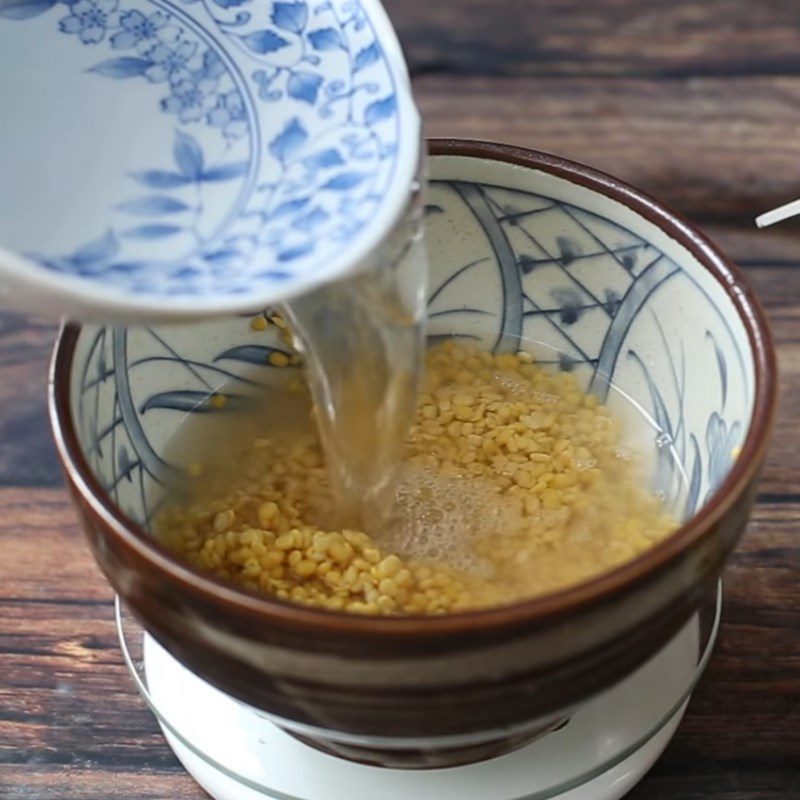 Step 1 Prepare mung beans for An Giang grapefruit dessert