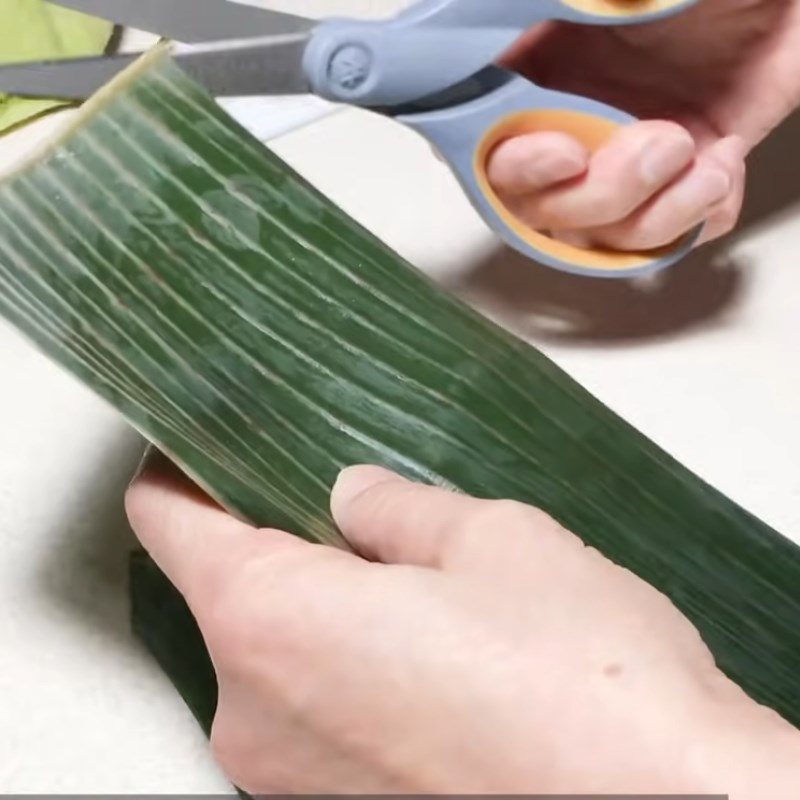 Step 3 Prepare banana leaves Boil bánh chưng with a pressure cooker