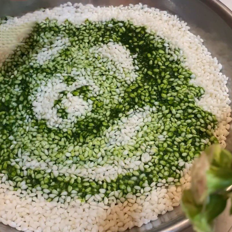 Step 2 Prepare the green color for dyeing the sticky rice Boil the chung cake with a rice cooker