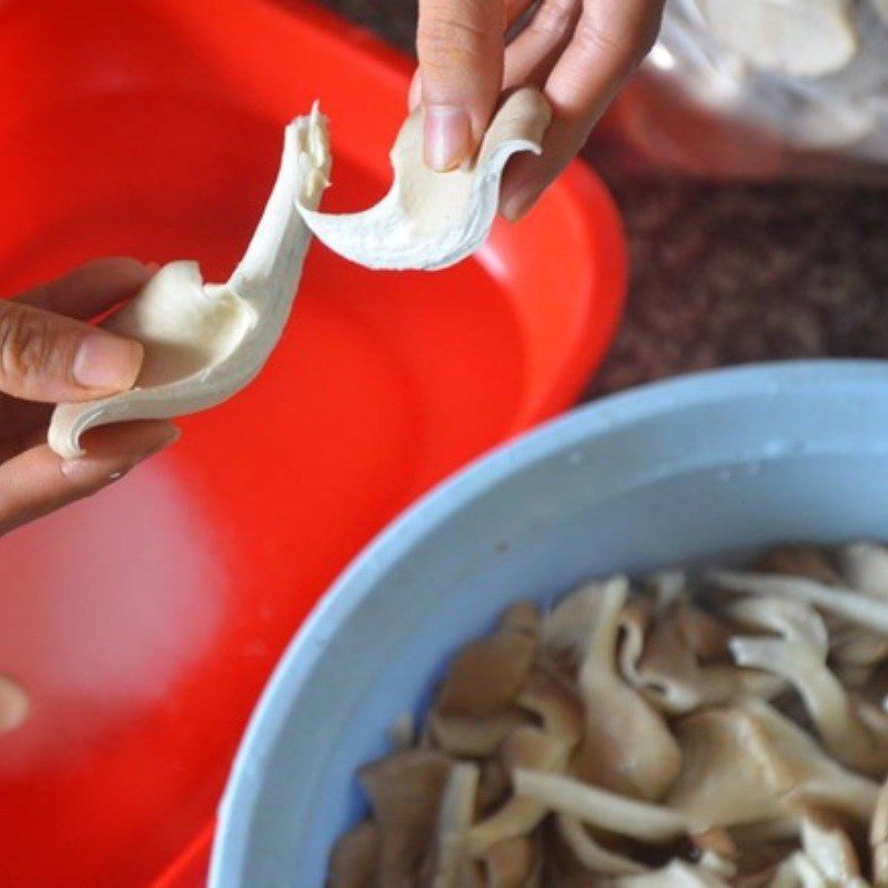 Step 2 Prepare mushrooms for Stir-fried Mushroom with Vietnamese Rice Herb