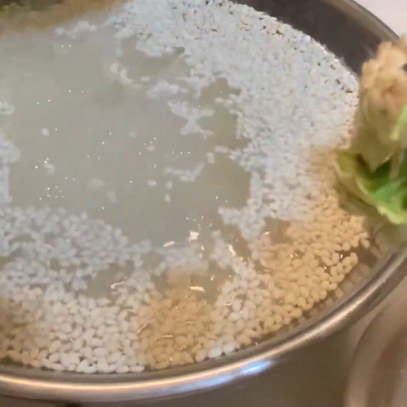 Step 1 Prepare the sticky rice for steaming Banh Chung with a rice cooker