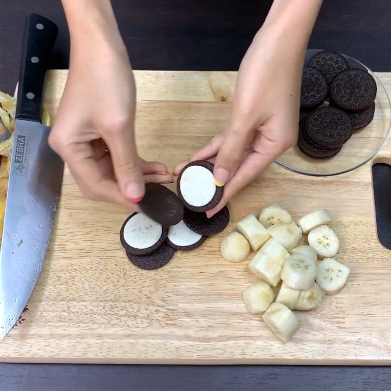 Step 1 Prepare ingredients for Banana Oreo Smoothie