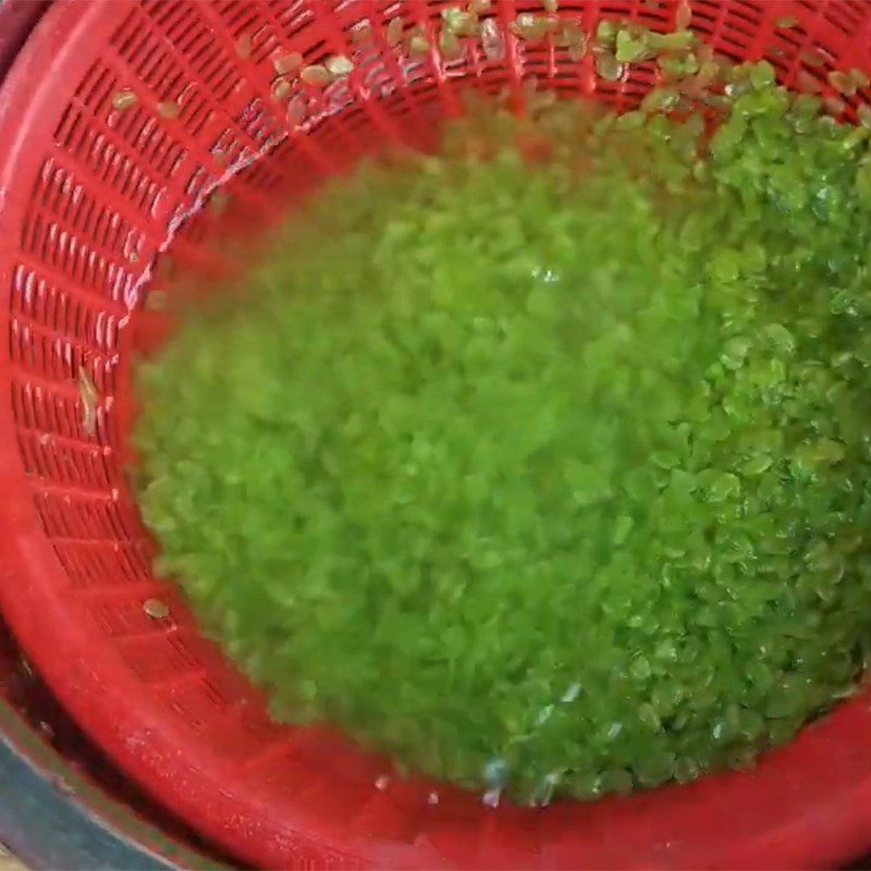 Step 1 Prepare the ingredients for pandan leaf walnut green rice milk