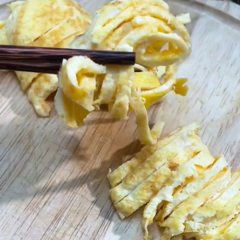 Step 1 Prepare the ingredients for Thai-style Stir-fried Vermicelli with Shrimp (Recipe shared from Tiktok Let's Cook with TasteVN)