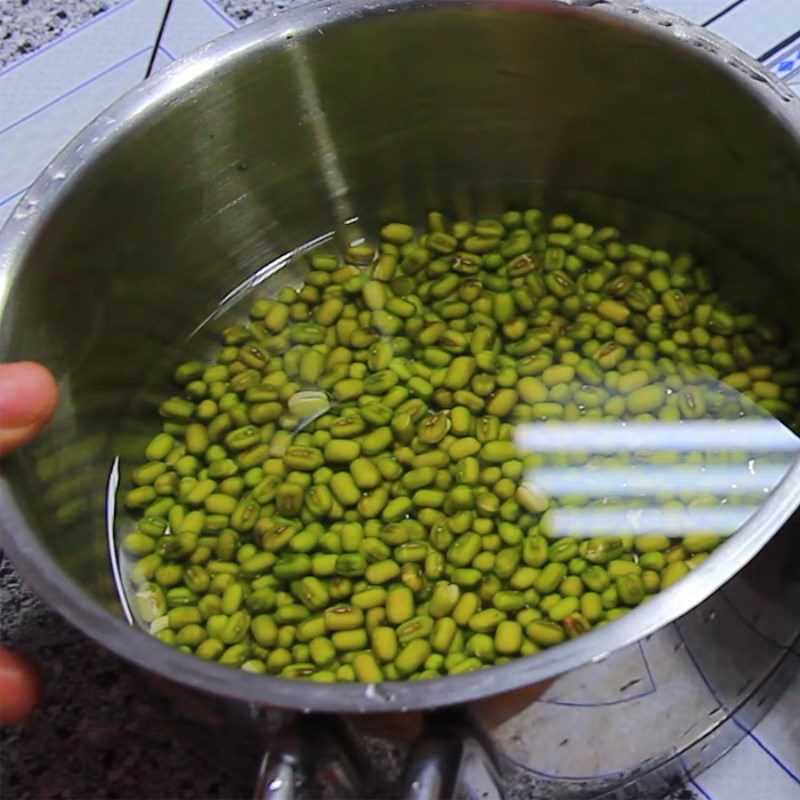 Step 1 Prepare ingredients Green bean milk with coconut milk