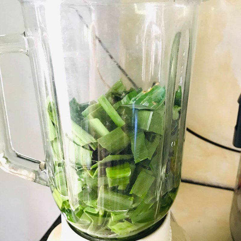 Step 2 Prepare pandan juice for pandan honeycomb cake (recipe shared by a user)