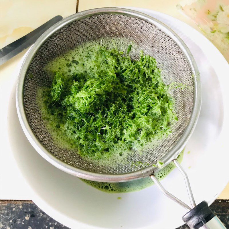 Step 2 Prepare pandan juice for pandan honeycomb cake (recipe shared by a user)