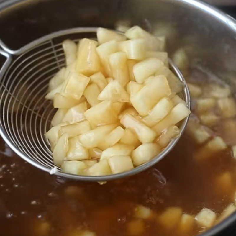 Step 4 Prepare syrup for boiling grapefruit pulp for An Giang grapefruit dessert