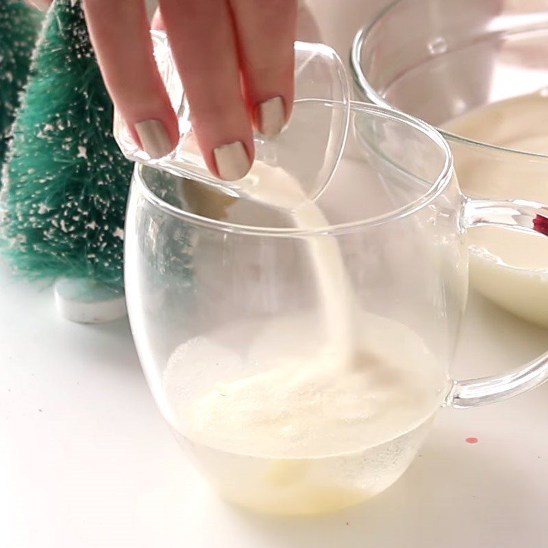 Step 2 Prepare the milk powder for Christmas gummy candy using Jello powder