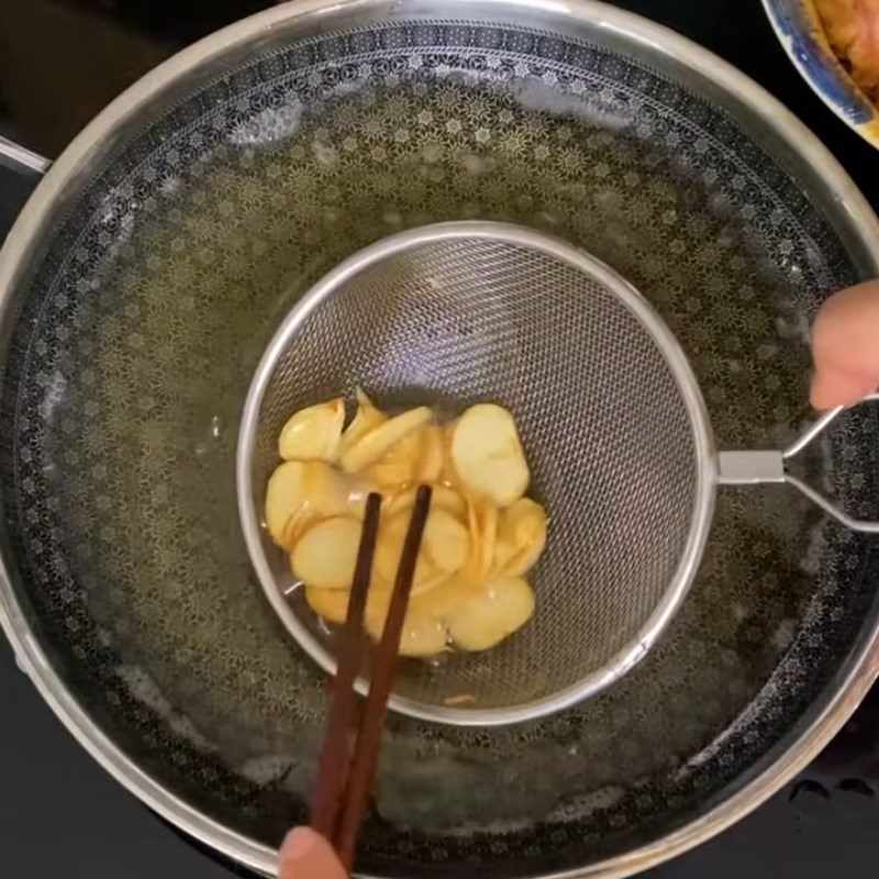 Step 3 Preparing garlic and frying garlic Garlic fried duck