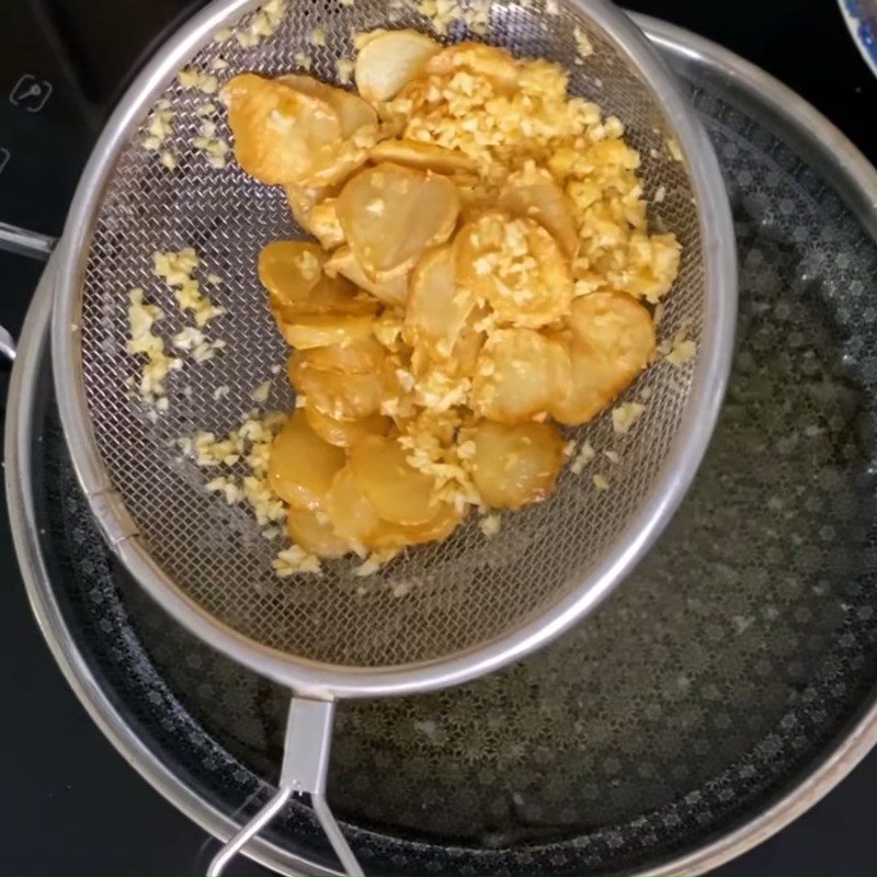 Step 3 Preparing garlic and frying garlic Garlic fried duck