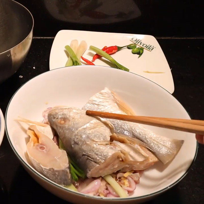 Step 4 Steaming snakehead fish with pork belly